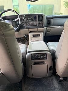 Chevrolet Suburban 2500 LT 4x4 propre et bien entretenue de 2004 - Product Image 2