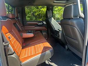 2025 Sierra 2500HD Denali 4x4 Turbodiésel V8, Color Downpour Metallic, Sistema de Audio en la Puerta Trasera por KICKER - Product Image 4