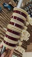 Bracelets de mariée en or mat en ligne, style tendance, bracelets en laiton avec des couches de pierres et de perles et des détails gravés pour les mariages