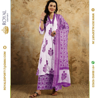Lancement de collections exclusives de costumes trois pièces en pur coton pour les fêtes, fabriquées par Royal Export à Surat, Gujarat