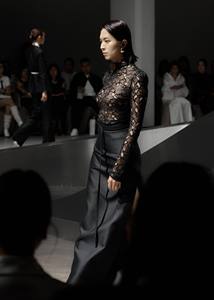 Nouvelle tendance : Hauts élégants pour femmes ODM GISELLE TOP, hauts d'hiver pour femmes à col haut en dentelle, 92% POLYESTER 8% RAYON - Product Image 4