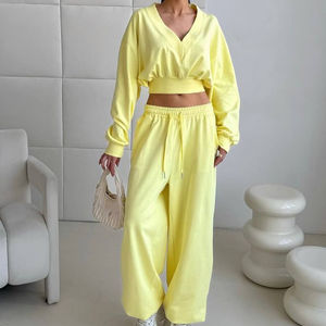 Conjunto de Sudadera con Capucha Corta y Pantalones Jogger Extra Grandes, Conjunto Deportivo de Dos Piezas Personalizado de Alta Calidad para Mujer, Ropa Deportiva Urbana - Product Image 1