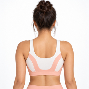 Soutien-gorge de sport en tissu extensible doux, offrant une couverture confortable et un maintien fiable pour la course à pied, les entraînements et les activités sportives. - Product Image 4