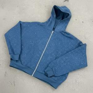Sudadera con Capucha Azul Claro con Cierre y Pedrería, Estilo Urbano, MOQ Bajo, Personalizable con Logotipo, Algodón Grueso para Hombre - Product Image 3