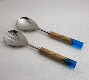 Cuillères plates de serveur de salade de cuisson de mélange d'acier inoxydable de haute qualité avec le manche en bois de résine argentée pour l'usage de cuisine - Product Image 2