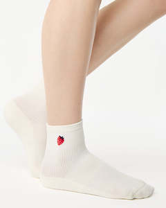 Chaussettes de Pilates personnalisées pour femmes, mi-hautes, antidérapantes, en coton, avec grip, chaussettes de yoga douces et extensibles, broderie personnalisée avec un logo mignon de fraise - Product Image 4