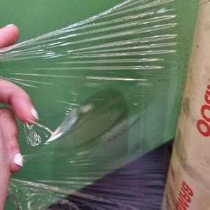 Película de plástico para alimentos de PVC de alta calidad y bajo precio más vendida, película de embalaje adhesiva, 11 años, fabricante, precio bajo de fábrica - Product Image 4