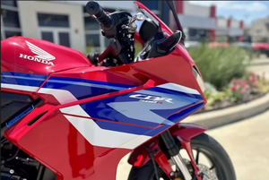 Moto sportive Honda CBR650R 2025 prête à rouler, disponible à la vente - Product Image 3