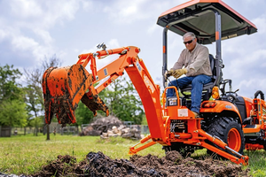 Tractor de ruedas Kubota La340 con cargador frontal y retroexcavadora, color naranja - Product Image 2