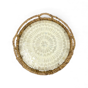 Plat décoratif artisanal en nacre avec bord en jacinthe d'eau pour servir et décorer la table, usage domestique, en provenance du Vietnam - Product Image 3