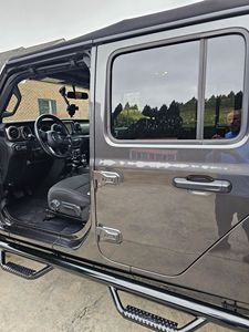 Gladiator Sport 4x4 2020 en parfait état, moteur V6 de 3,6 litres, kit de rehausse de 2 pouces, toit souple Sunrider pliable, faible kilométrage - Product Image 6