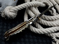 Couteau pliant à lame en acier damassé Design laser fait à la main avec manche en corne et gaine en cuir personnalisable pour EDC et la chasse