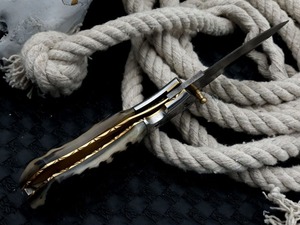 Cuchillo plegable de hoja de acero de Damasco, diseño láser hecho a mano con mango de cuerno y Funda de cuero personalizable para EDC y caza - Product Image 3