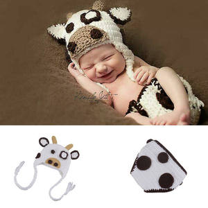 Conjunto de fotografía infantil hecho a mano: Gorros y atuendos de punto de vaca loca para niños, accesorios de estudio para sesenta y cinco días. - Product Image 2