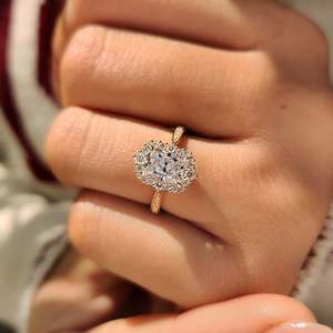 Bague de fiançailles pour femme, diamant de laboratoire taille radiant, d'inspiration vintage, avec bande pavée taille ronde, certifiée IGI - Product Image 6