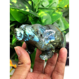 Sculpture d'ours en labradorite - Magnifique sculpture artisanale en pierre noire arc-en-ciel - Product Image 3