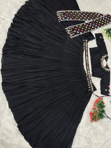 LEHENGA DE SEDA PARAMPARA ESPECIAL DE DISEÑADOR PARA NAVRATRI, TRABAJO DE BORDADO CON ESPEJOS REALES Y DUPATTA - Product Image 4