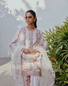 Femmes Ethnique Designer Wear Mousseline de Coton Fil Lourd Broderie Kurta Avec Dhoti Et Dupatta Pour Femmes Tissu Lourd De Qualité - Product Image 2