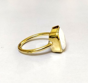 Vente en gros bagues en laiton simple bande de mode bague en pierre blanche naturelle pour femmes - Product Image 2