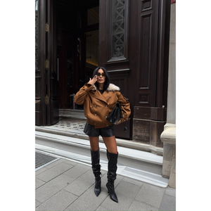 Gabardina Marrón para Mujer con Cuello de Piel, Corta y Moderna - Product Image 3