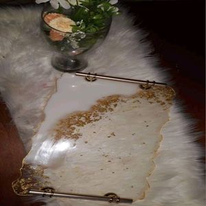 Plateau décoratif durable en résine fait à la main pour l'organisation de table servant des boissons et des collations ou présentoir dans le salon - Product Image 1