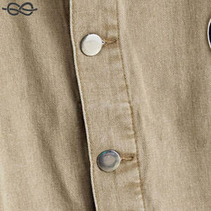 Chaqueta vaquera caqui de talla grande para hombre, parches múltiples, diseño parcheado, detalles de bolsillo, botón frontal, hombro caído - Product Image 5