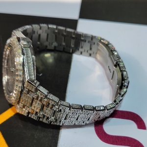 นาฬิกากลไกจักรกลประดับเพชรทรงกลมสุดหรูหน้าปัดคริสตัลหุ้มด้วยเพชรที่มีการออกแบบที่โดดเด่นสำหรับทุกเพศ - Product Image 3