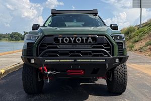 Toyota Tundra TRD Pro 2023 Usada en Buen Estado, Envoltura Exterior Verde, Kit de Elevación de 3 Pulgadas, Híbrido Twin-Turbo de 437 hp - Product Image 1
