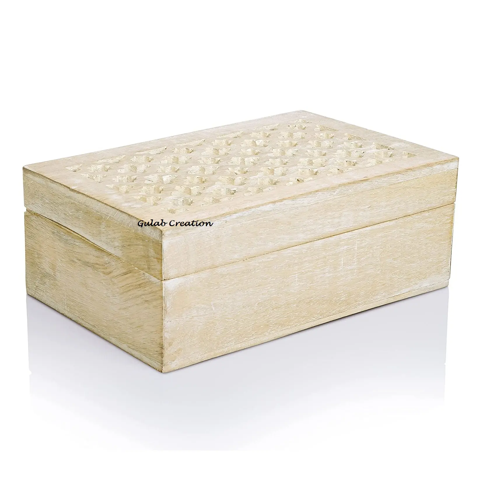 Kotak kenang-kenangan kayu putih dicuci dengan tutup berengsel dalam desain teralis-kotak kayu dekoratif digunakan sebagai kotak penyimpanan