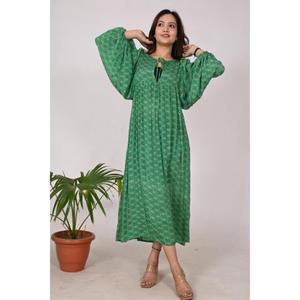 Robe bohème faite à la main pour femme en crêpe de soie indienne, légère et douce de style designer pour les fêtes, les centres de villégiature ou les tenues de soirée - Product Image 5