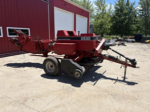 Presse à balles carrées de petite taille Case IH 8530 de qualité supérieure - Product Image 1