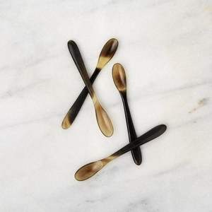 Ensemble de cuillères en corne au design organique avec des courbes naturelles lisses faites pour les repas traditionnels et le style de vie écologique - Product Image 1