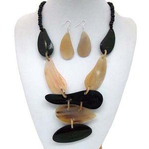 Collier en corne avec boucle d'oreille pour femme à prix abordable pour un produit Offre Spéciale fait main - Product Image 5