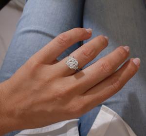 Anillo de compromiso de tres piedras de diamante con corte de cojín de 11mm | Piedras laterales trapezoidales Plata de Ley 18K chapado en oro minimalista nupcial - Product Image 2