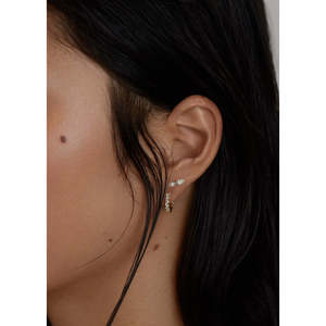 ต่างหูเพชรทรงกลม Bold Pav Huggie - Product Image 3