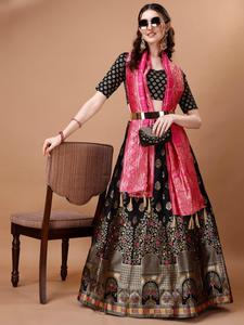 Designer exquis Lehenga Choli en brocart et soie Banarasi Parfait pour les mariages Occasions festives et les célébrations traditionnelles - Product Image 2