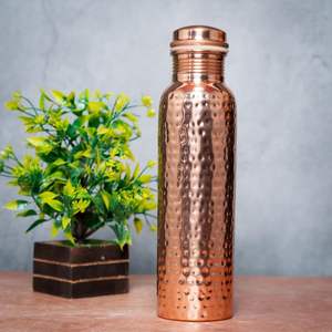 Botella de Cobre Ecológica Hecha a Mano en India con Opciones Personalizables y Gran Capacidad para Regalos y Uso Doméstico - Product Image 1