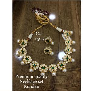 Collier Kundan de style temple élégant le plus vendu fait à la main et plaqué or pour les acheteurs de qualité supérieure disponibles au meilleur prix - Product Image 2