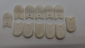 Dents d'Élan Blanches Authentiques Fabriquées sur Mesure (Forme Irrégulière/Ovale) pour Bijoux DIY, Artisanat, Designs d'Inspiration Tribale, Durables et Uniques - Product Image 3