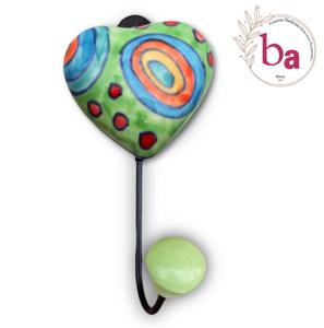 Crochet de manteau mural en carreaux de cœur en céramique verte au design floral élégant Porte-clés Produit durable et élégant fabriqué à la main - Product Image 1