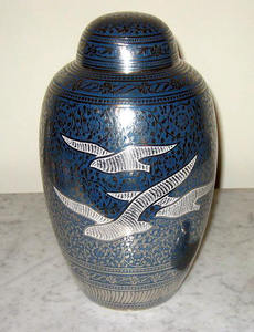 โกศใส่เถ้ากระดูกสำหรับมนุษย์และสัตว์เลี้ยงที่น่าจดจำลายนูนโลหะสีโบราณ - Product Image 4