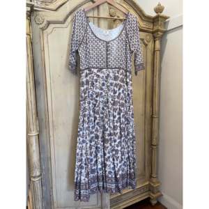 VESTIDO ANOKHI ANARKALI - POETRY, Ropa Étnica India de Algodón y Georgette Dibujada a Mano, Estilo Pakistaní, Salwar Kameez - Product Image 1