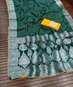 Saree de mariée en velours avec dentelle et détails floraux - Product Image 3