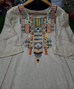 ชุดออกแบบโดยดีไซเนอร์ชาวอินเดียผ้าคอตตอนผสมคุณภาพระดับพรีเมียมปักลายทำงานเคอรต้าและพาลาซโซเย็บเต็มตัวพร้อมสวมใส่ - Product Image 4