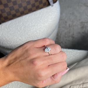 แหวนเพชรทรงรี 2.10 กะรัต เพาะเลี้ยงในห้องปฏิบัติการ ดีไซน์หรูหราสำหรับงานหมั้น ทองคำขาว 18k ประดับเพชรเม็ดเดี่ยวแบบ Cathedral พร้อมวงแหวนซ่อนรอบเพชร ได้รับการรับรองจาก IGI - Product Image 4