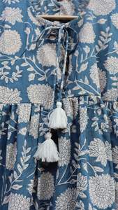 Kyra TOP Dress, ชุดเดรสมินิ, เสื้อทูนิคพิมพ์ลายดอกไม้, คอลึกพร้อมเชือกปิด - Product Image 3