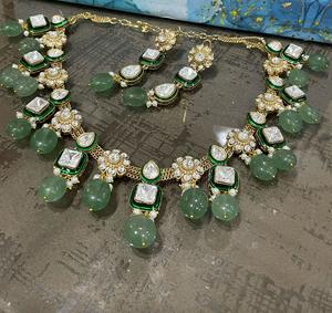 Ensemble collier et boucles d'oreilles en laiton plaqué or de qualité supérieure, serti de moissanite, idéal pour les occasions de mariage, de fête ou comme cadeau pour femme - Product Image 2