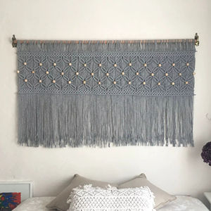 Tapiz de Macramé Gris Hecho a Mano con Cuentas de Madera y Diseño de Fibra Larga para una Decoración Boho Chic del Hogar, Procedente de la India - Product Image 1