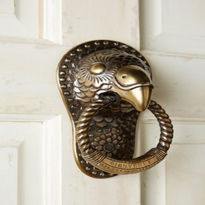 Un distinguido aldaba de latón con cabeza de caballo, una declaración hermosa y poderosa para su puerta, disponible a precios al por mayor. - Product Image 2