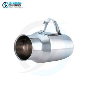 Urinoir masculin manuel en acier inoxydable de qualité hospitalière réutilisable pour les soins aux patients alités avec conception de poignée sécurisée - Product Image 1